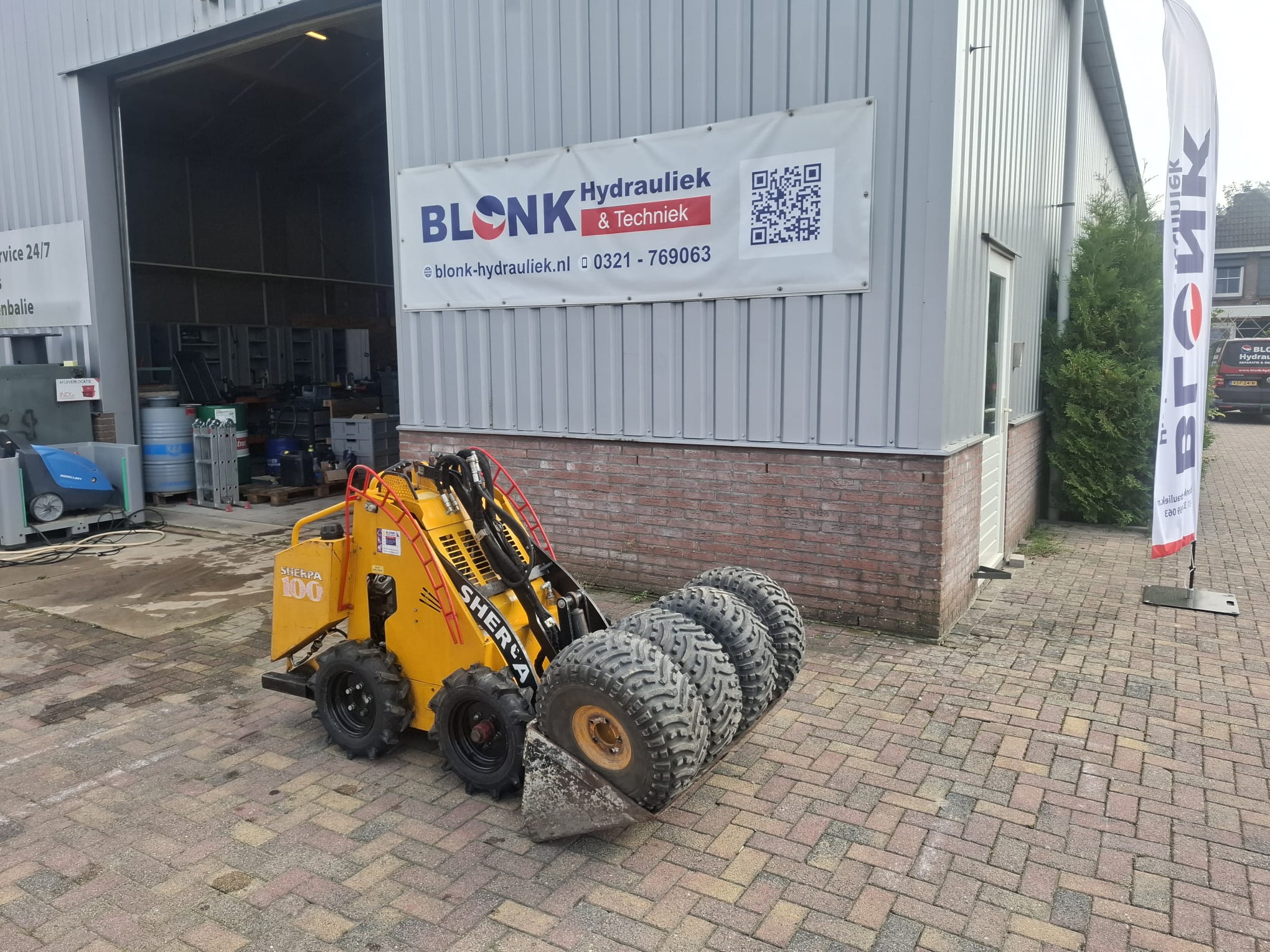 Miniloader - Minishovel van SHERPA 100 Blonk Hydrauliek.jpg